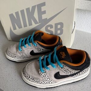 Kids Nike SB Dunk Low Pro Oly (TD) Light Beige, Black and Bright Blue Laces